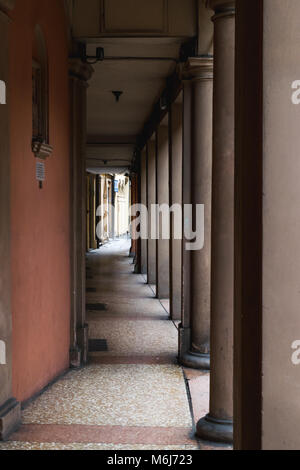 Portico, passeggiata coperta a Bologna con i suoi quasi 40 chilometri di portici. Bologna è una città unica al mondo. Foto Stock