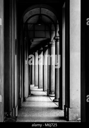 Portico, passeggiata coperta a Bologna con i suoi quasi 40 chilometri di portici. Bologna è una città unica al mondo. Foto Stock