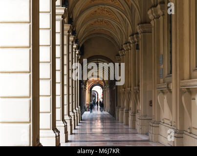 BOLOGNA, Italia - 17 February, 2016: la gente a piedi attraverso un portico, passeggiata coperta a Bologna con i suoi quasi 40 chilometri di portici. Bologna Foto Stock