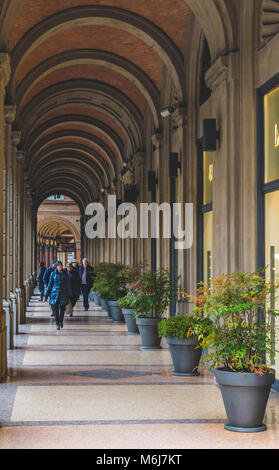 BOLOGNA, Italia - 17 February, 2016: la gente a piedi attraverso un portico, passeggiata coperta a Bologna con i suoi quasi 40 chilometri di portici. Bologna Foto Stock