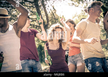 Gli amici di mangiare al picnic. Fare festa e ballare nella natura Foto Stock