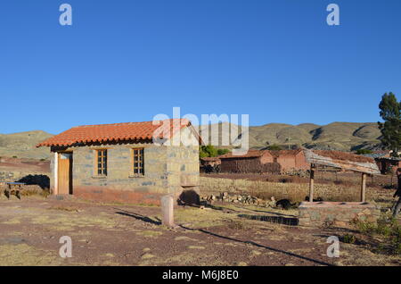 Il Rock Cottage in piccolo villaggio nel cratere del vulcano Maragua, Bolivia Foto Stock