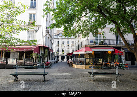 La Street View di un tipico caffè all'aperto Terrazza Foto Stock