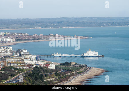 Vista del piacere di Eastbourne Pier da Beachy Head - East Sussex Foto Stock