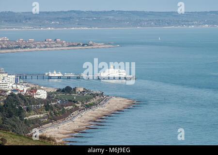 Vista del piacere di Eastbourne Pier da Beachy Head - East Sussex Foto Stock