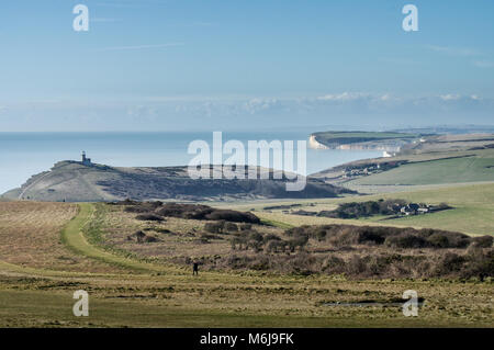 Le belle viste della costa sud da Beachy Head spanning da Belle Tout faro al di là di speranza Gap in East Sussex Foto Stock