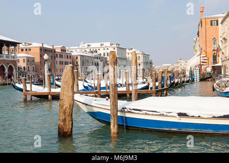 Coperta di neve di barche e gondole al mercato di Rialto , Grand Canal San Polo e Cannaregio, Venezia, Veneto, Italia in inverno durante il Siberiano fron Foto Stock