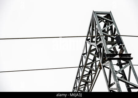 Vista ingrandita delle linee di alimentazione elettrica oltre British i binari della ferrovia. Foto Stock