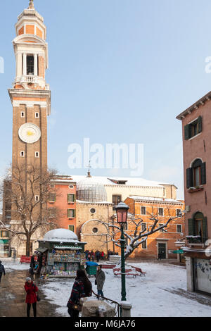 Il campo dei Santi Apostoli e Chisea dei Santi Apostoli, Cannaregio, Venezia, Veneto, Italia sotto la neve invernale dal clima Siberiano anteriore nella mornin Foto Stock