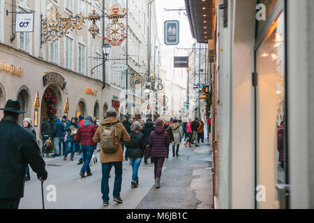 Austria, Salisburgo, 1 Gennaio 2017: Getreidegasse street. Una pittoresca strada sul territorio della città vecchia, a lungo considerato come il centro del commercio di Salisburgo. Vacanze di Natale in Europa. Foto Stock