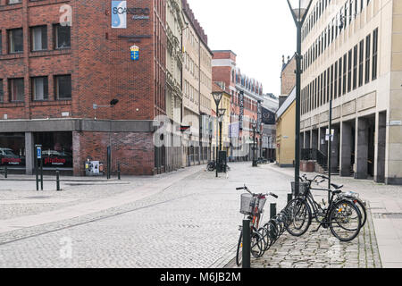 MALMO, Svezia - 23 ottobre 2016: Biciclette parcheggiate vicino al Tribunale amministrativo area in Malmo, Svezia. Foto Stock