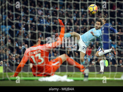 Manchester City's Bernardo Silva (centro) tira in porta a mettere la sua squadra un obiettivo durante il match di Premier League al Etihad Stadium e Manchester. Foto Stock