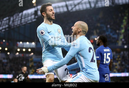 Manchester City's Bernardo Silva (sinistra) festeggia con David Silva durante il match di Premier League al Etihad Stadium e Manchester. Foto Stock