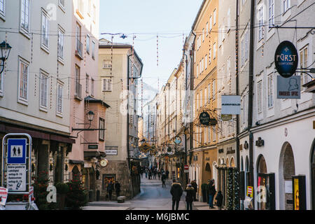 Austria, Salisburgo, 1 Gennaio 2017: Getreidegasse street. Una pittoresca strada sul territorio della città vecchia, a lungo considerato come il centro del commercio di Salisburgo. Vacanze di Natale in Europa. Foto Stock