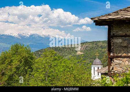 Golden cross della chiesa ortodossa in Kovachevitsa, Bulgaria Foto Stock