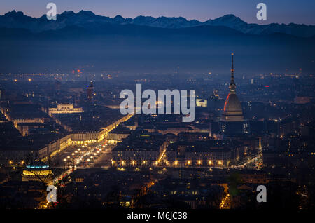 Torino vista panoramica al crepuscolo con la Mole Antonelliana e Piazza Vittorio Foto Stock