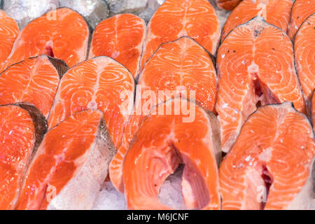 Filetto di salmone in ghiaccio sul contatore di supermercati Foto Stock