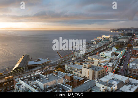 Seattle, Washington: vista del lungomare al tramonto. Foto Stock