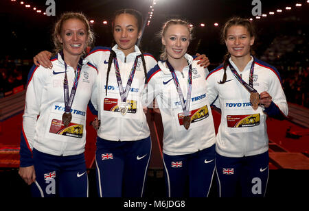 Gran Bretagna (sinistra-destra) Meghan Beesley Hannah Williams, Amy Alcock e Zoey Clark rappresentano con la loro bronzetto medaglie dalla donna 4x400m relè durante il giorno quattro del 2018 IAAF Indoor campionati mondiali all'Arena di Birmingham. Foto Stock