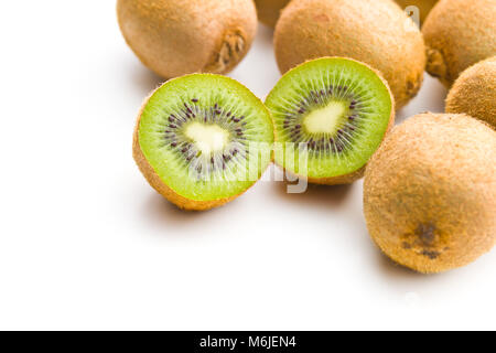 Dimezzato i kiwi isolati su sfondo bianco. Foto Stock