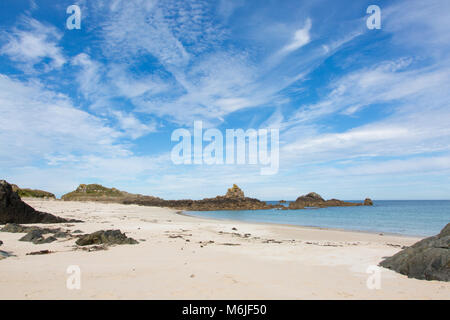 Vista di una spiaggia al Baliato di Guernsey con sabbia bianca e rocce. Foto Stock