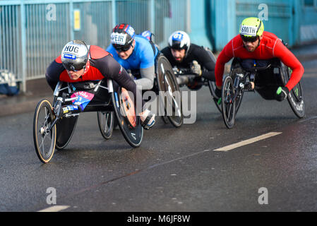 Marcel abbraccio e David Weir racing nella vitalità grande mezza maratona attraversando il Tower Bridge di Londra. Gara di sedia a rotelle. Sedia a rotelle para atleta Foto Stock