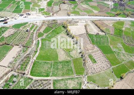 Foto aeree prese tra Kabul e Ghazni in Afghanistan il verde dei campi agricoli e una strada asfaltata Foto Stock