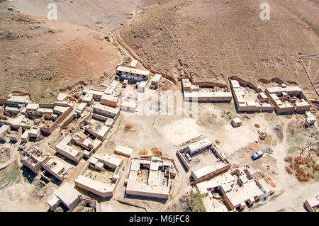 Foto aerea di un piccolo villaggio tra Kabul e Ghazni in Afghanistan con composti Foto Stock