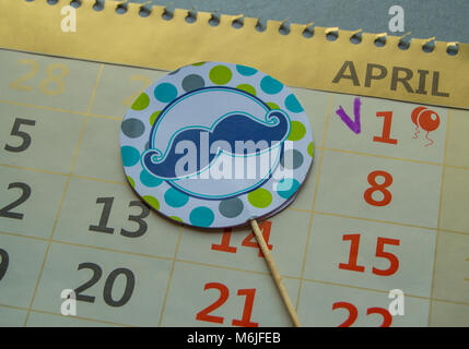 Calendario 1 Aprile - il giorno dello sciocco di aprile, ridere, barzellette tag baffi. Foto Stock