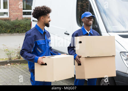Close-up di consegna due uomini che tengono le scatole di cartone Foto Stock