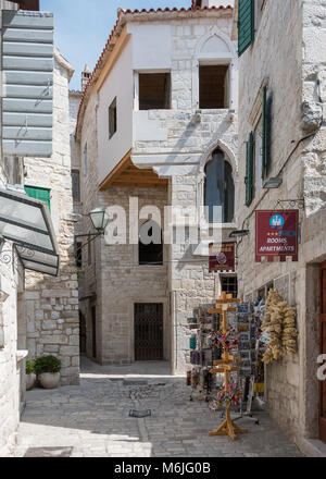 Una stretta via medievale in Trogir durante il giorno Foto Stock