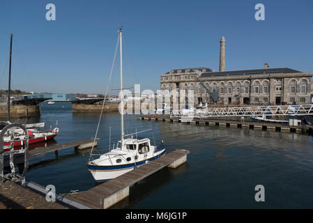 Plymouth Devon England Regno Unito. Febbraio 2018. Il Royal William Yard marina sul Plymouths' waterfront Foto Stock