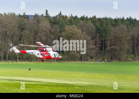 PLASY, Repubblica Ceca - 30 aprile: PZL W-3 Sokol Salvataggio in elicottero volando su Aprile 30, 2017 in Plasy, Repubblica Ceca. Foto Stock