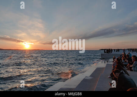 I turisti di ascoltare l'organo di mare in Zara al tramonto Foto Stock