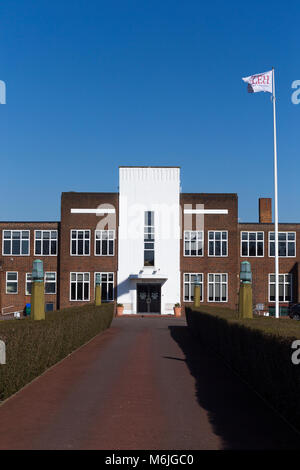 Davanti la facciata esterna del Lady Eleanor Holles scuola con battenti bandiera. Si tratta di un giorno indipendenti la scuola per ragazze in Hampton, Londra. (95) Foto Stock