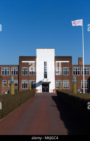 Davanti la facciata esterna del Lady Eleanor Holles scuola con battenti bandiera. Si tratta di un giorno indipendenti la scuola per ragazze in Hampton, Londra. (95) Foto Stock