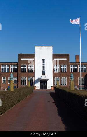 Davanti la facciata esterna del Lady Eleanor Holles scuola con battenti bandiera. Si tratta di un giorno indipendenti la scuola per ragazze in Hampton, Londra. (95) Foto Stock