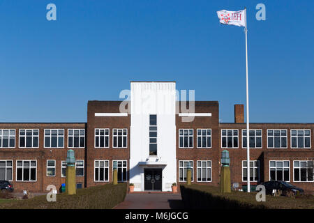 Davanti la facciata esterna del Lady Eleanor Holles scuola con battenti bandiera. Si tratta di un giorno indipendenti la scuola per ragazze in Hampton, Londra. (95) Foto Stock