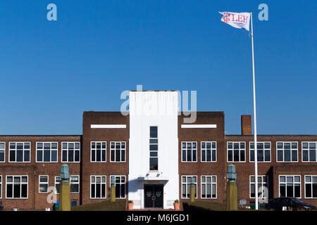 Davanti la facciata esterna del Lady Eleanor Holles scuola con battenti bandiera. Si tratta di un giorno indipendenti la scuola per ragazze in Hampton, Londra. (95) Foto Stock