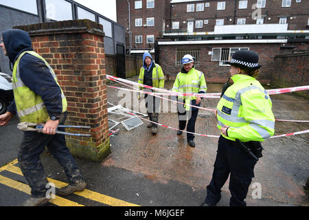 Membri del gas board guardare la finestra danneggiati sul retro dell'ufficio postale di Harold Hill nel nord est di Londra dopo che i servizi di emergenza hanno risposto alle segnalazioni di un'esplosione. Foto Stock