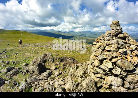 Il camminatore solitario sul foothpath lungo a Whiteside Bank Foto Stock