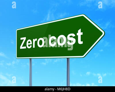 Concetto di finanza: costo zero sul cartello stradale sullo sfondo Foto Stock