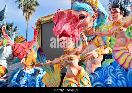 Acireale (CT), Italia - 11 Febbraio 2018: Dettaglio di un galleggiante allegorico raffigurante una sirena durante la sfilata di carnevale lungo le strade di Acireale. Foto Stock