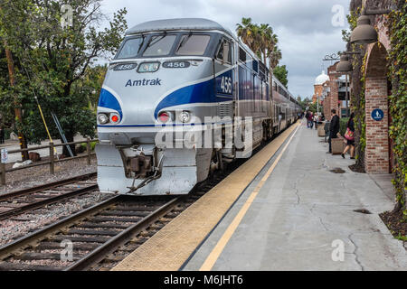 San Juan Capistrano, California, Stati Uniti d'America - Amtrak Pacific Surfliner arrivando a Los Rios stazione ferroviaria. Foto Stock