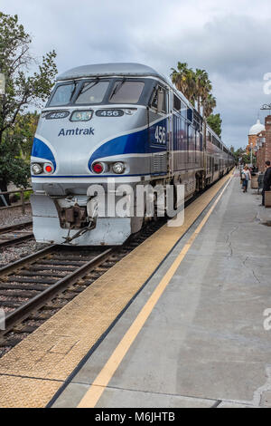 San Juan Capistrano, California, Stati Uniti d'America - Amtrak Pacific Surfliner arrivando a Los Rios stazione ferroviaria. Foto Stock