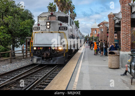 Treno in avvicinamento a Los Rios stazione a San Juan Capistrano sulla Pacific west coast in Orange County, California, Stati Uniti d'America. Foto Stock