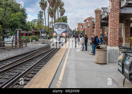 San Juan Capistrano, California, Stati Uniti d'America - Amtrak Pacific Surfliner arrivando a Los Rios stazione ferroviaria. Foto Stock