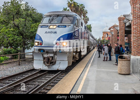 San Juan Capistrano, California, Stati Uniti d'America - Amtrak Pacific Surfliner arrivando a Los Rios stazione ferroviaria. Foto Stock