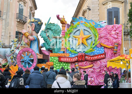 Acireale (CT), Italia - 11 Febbraio 2018: Dettaglio di un galleggiante allegorica raffigurante la satira sulla giustizia italiana durante la sfilata di carnevale lungo il stree Foto Stock