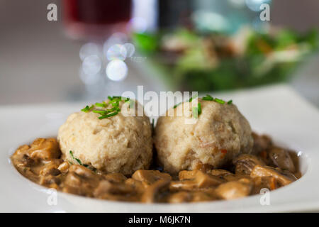 Canederlo di pane con salsa di funghi Foto Stock